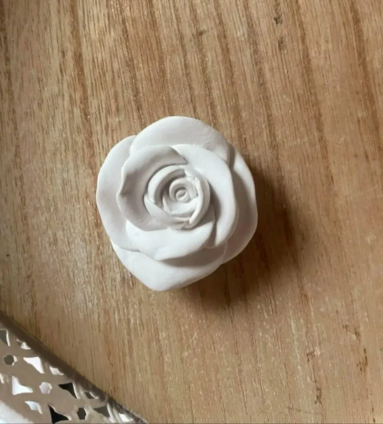 Elegante Rose aus Gips