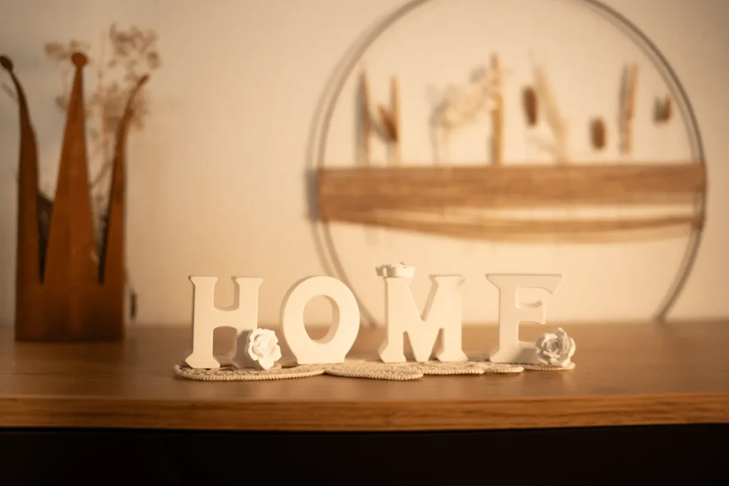 Das Wort Home aus Gips Buchstaben