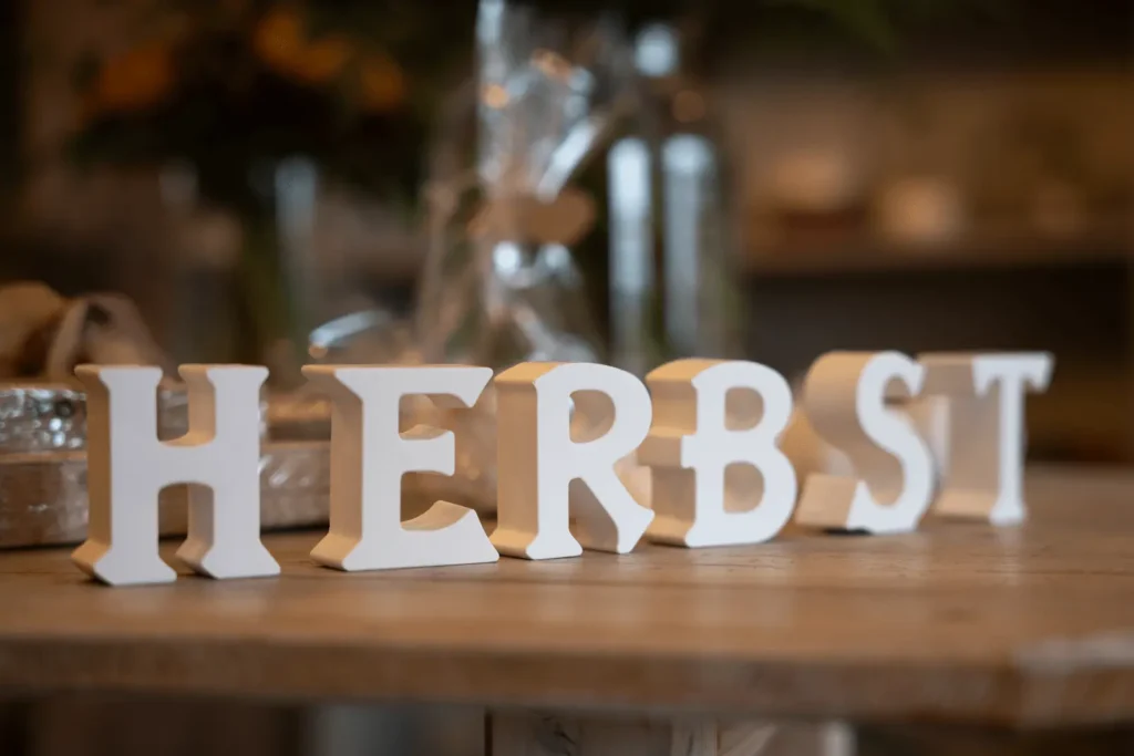 Das Wort Herbst aus Gips Buchstaben