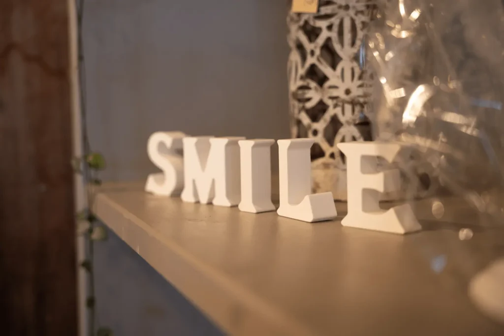 Das Wort Smile aus Gips Buchstaben